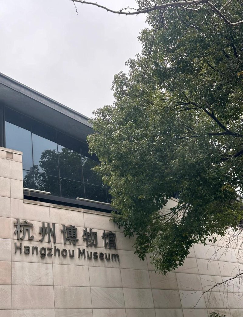 南宋官窖月白釉海棠形贯耳瓶：探寻宋代美学的精致